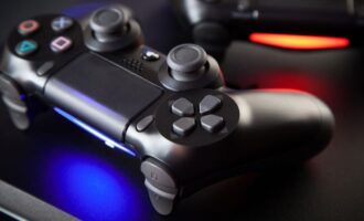 چگونه دانلودها را در پلی استیشن 4 مدیریت کنیم؟