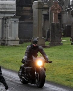 نگاهی به بتسیکل و لباس بتمن در پشت صحنه فیلم The Batman (برای دیدن سایز کامل روی تصویر کلیک کنید)