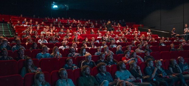 توصیه پزشکان: مردم فعلاً از رفتن به سینماها خودداری کنند - ویجیاتو