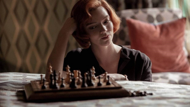 نقد سریال The Queen’s Gambit - یک بازی شطرنج بین نبوغ و جنون - ویجیاتو