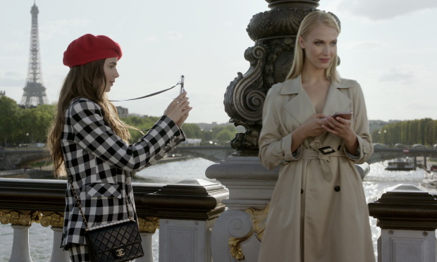 نقد سریال Emily in Paris - شیرجه جانانه در استخر کم عمق - ویجیاتو