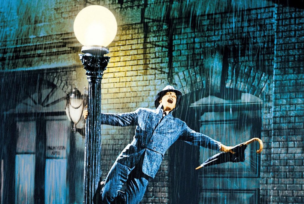 Singin' in the Rain یکی از بهترین فیلم های حال خوب کن کلاسیک است که سکانس آواز خواندن آن بسیار مشهور شد.