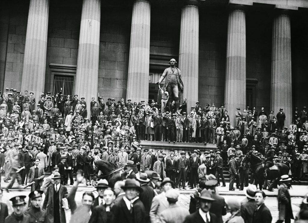 تجمع مردم در وال‌استریت در پی سقوط بازار سهام در سال ۱۹۲۹