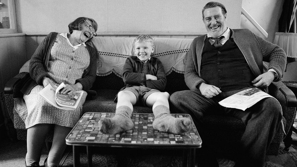نقد فیلم Belfast - یک درام خانوادگی دلگرم‌کننده - ویجیاتو