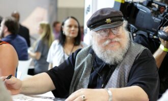 نویسنده بازی تاج و تخت