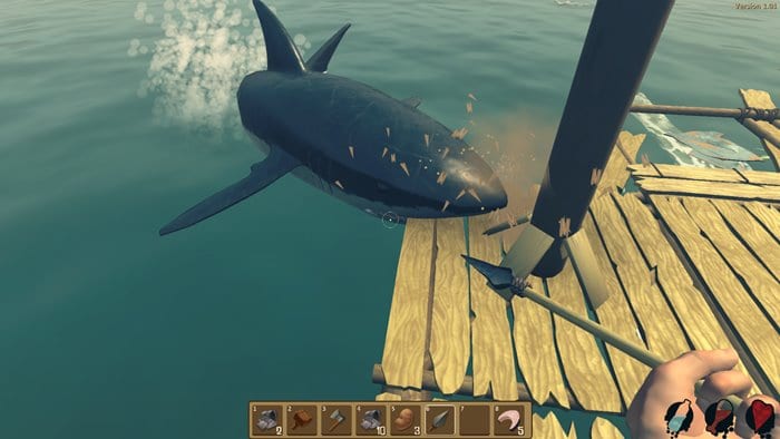 در بازی شبیه ساز Raft Survival تلاش می‌کنید تا روی قایق خود زنده بمانید.