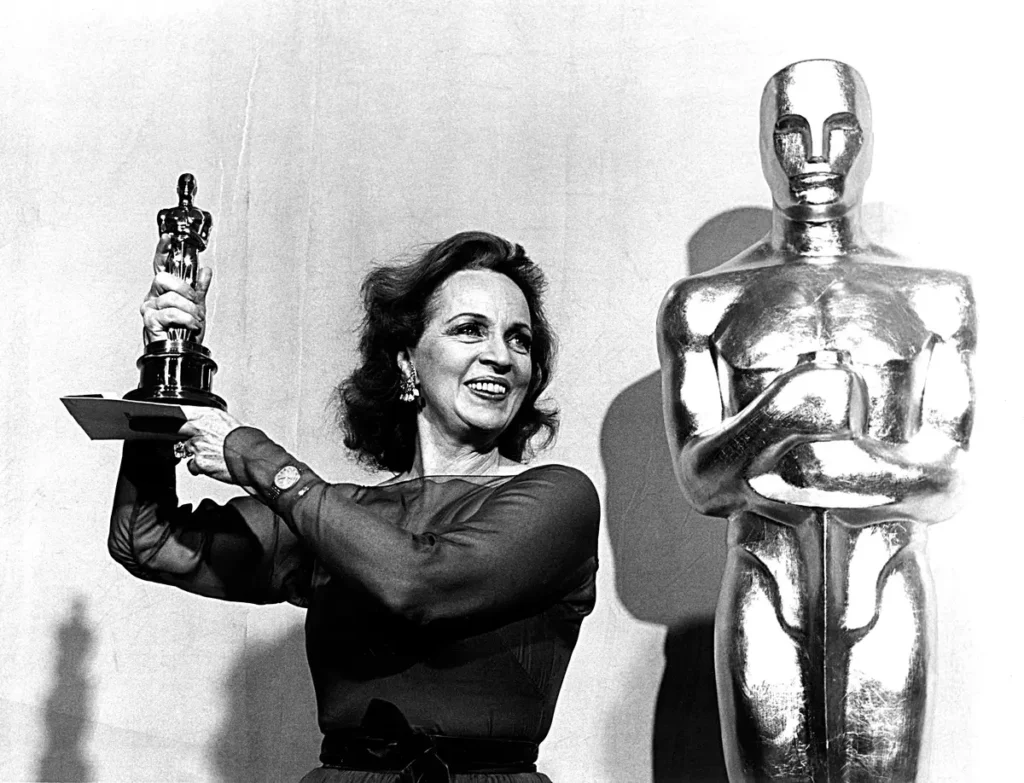 بیاتریس استرایت در سال ۱۹۷۷ جایزه اسکار بهترین بازیگر نقش مکمل زن را دریافت کرد تا رکورد کوتاه‌ترین زمان حضور جلوی دوربین برای بردن اسکار را به نام خود بزند