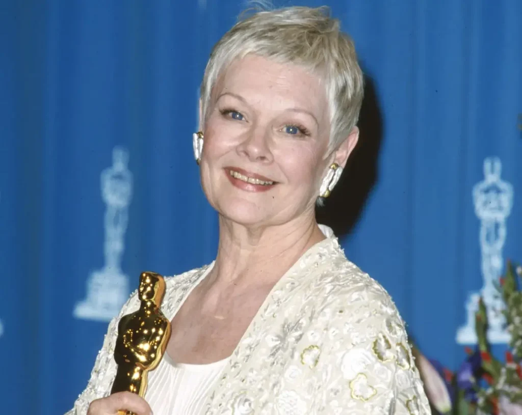جودی دنچ در سال ۱۹۹۹ جایزه اسکار بهترین نقش مکمل زن را به دست آورد