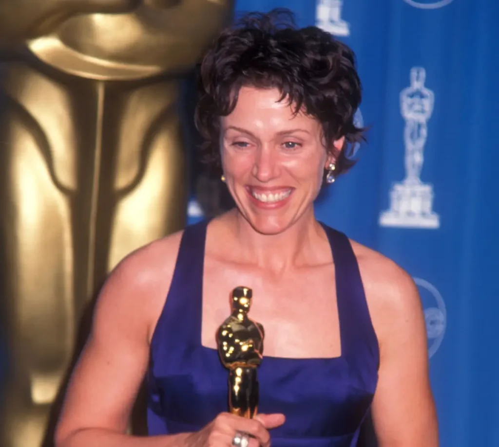 نخستین جایزه اسکار فرانسیس مک‌دورمند در سال ۱۹۹۷ برای نقش اصلی زن اهدا شد