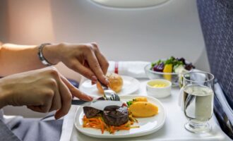 چرا غذای هواپیما بدمزه است؟