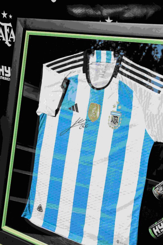 ۳ پیراهن تیم آرژانتین با امضای مسی به طرفداران ایرانی اهدا شد - ویجیاتو