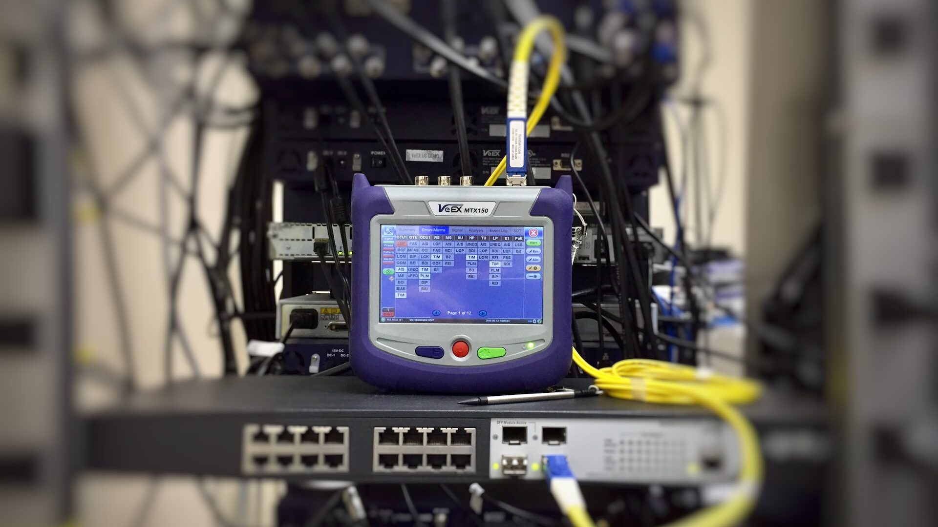یک دستگاه در حال ارزیابی وضعیت شبکه