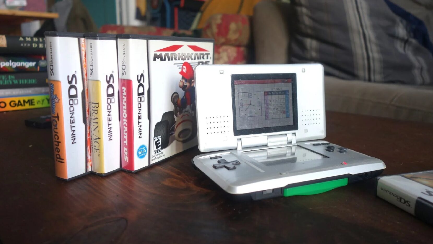 تصویری از کنسول دستی Nintendo DS به همراه بازی‌های آن
