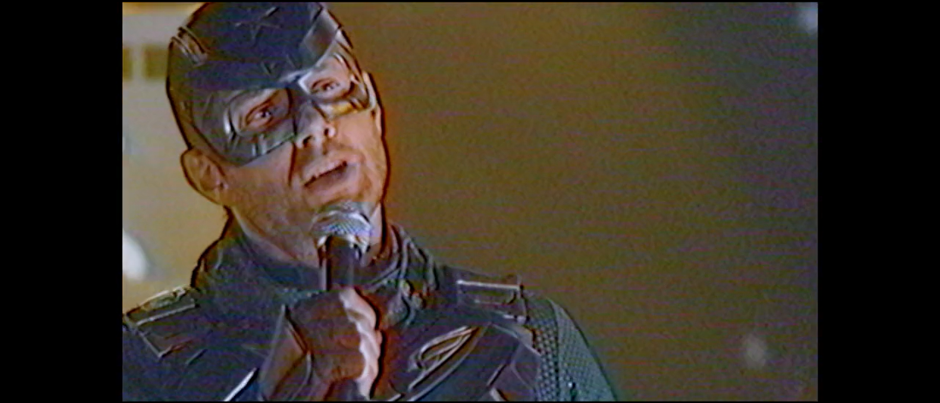 سولجر بوی در حال أهنگ خواندن در قسمت چهارم فصل سوم The Boys