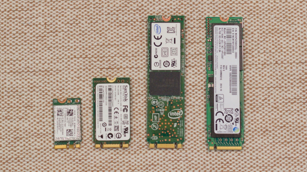 اندازه‌های مختلف حافظه M.2 NVMe SSD در کنار یک دیگر و تفاوت آنها.