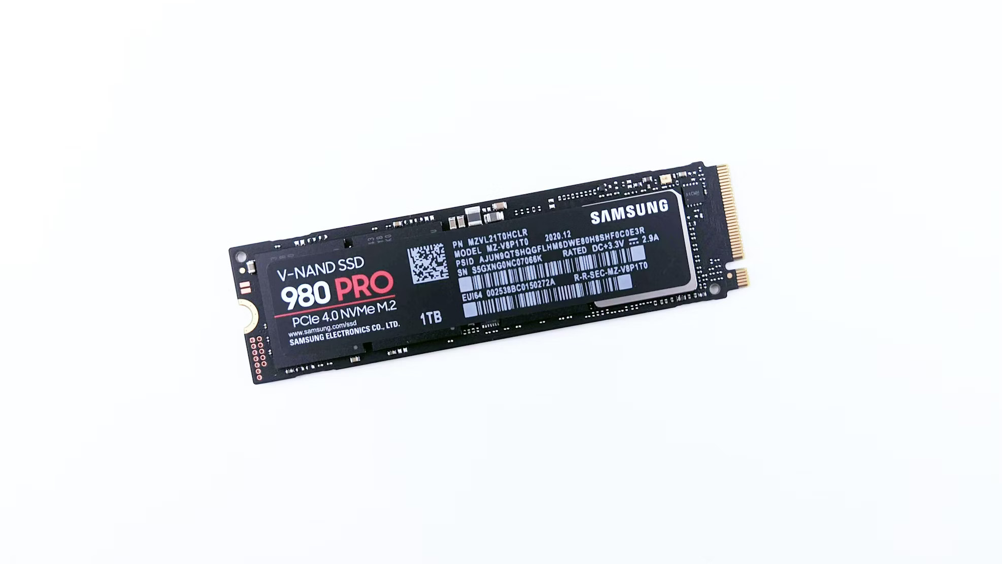 یک SSD M.2 از برند Samsung، مناسب برای نصب بازی‌های آنلاین و سیستم عامل کامپیوتر.