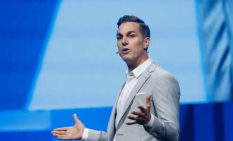 مدیر عامل الکترونیک آرتز یکی از گزینه‌های مدیر عاملی دیزنی در سال ۲۰۲۶ است