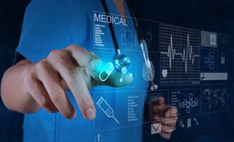 نقش تکنولوژی‌های پوشیدنی و اپلیکیشن‌های سلامت در بهبود مراقبت‌های پزشکی