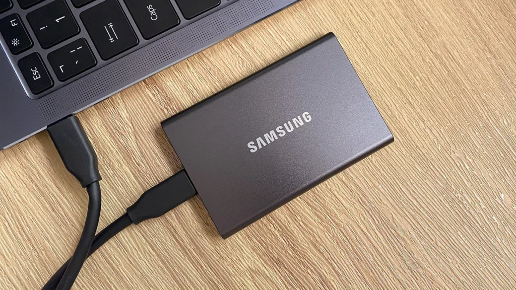 Samsung T7 Portable SSD برای پلی‌ استیشن 5  | بهترین SSD برای پلی‌ استیشن 5 در سال ۲۰۲۴