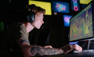 بهترین دستکشهای گیمینگ برای کامپیوتر، کنسول و موبایل در سال ۲۰۲۴