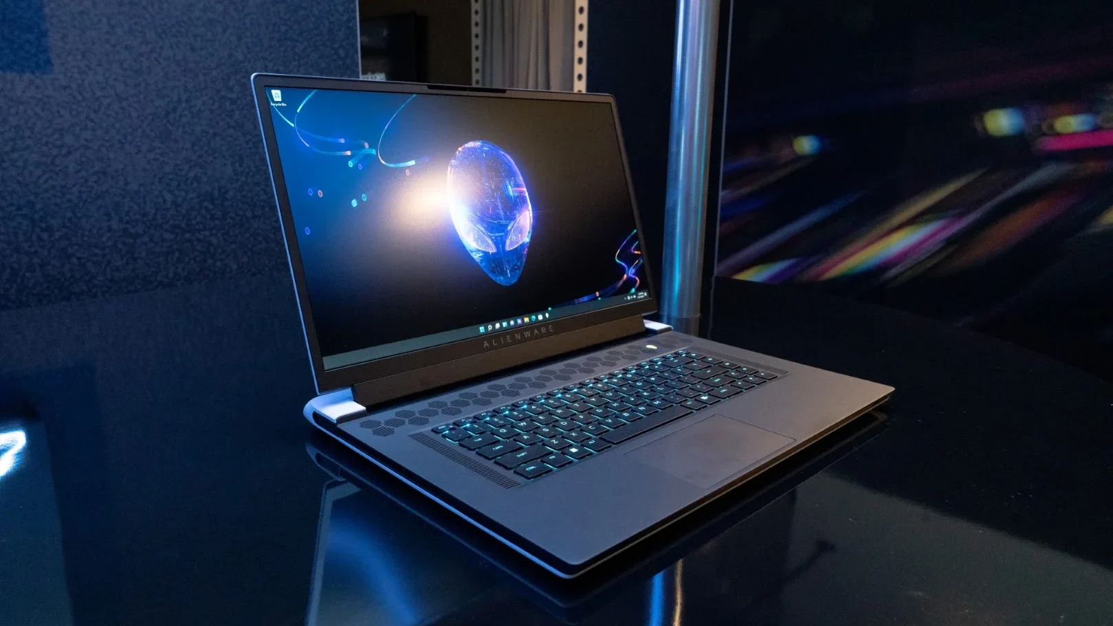 لپ تاپ Alienware x17 R2 | 10 تا از گرانترین لپ تاپ های گیمینگ جهان