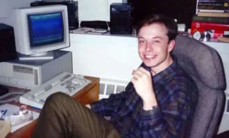 بازی کردن ایلان ماسک