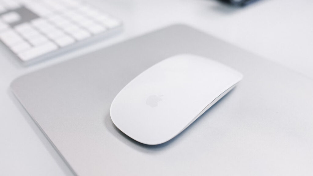 تصویری از موس اپل مدل Magic Mouse 2