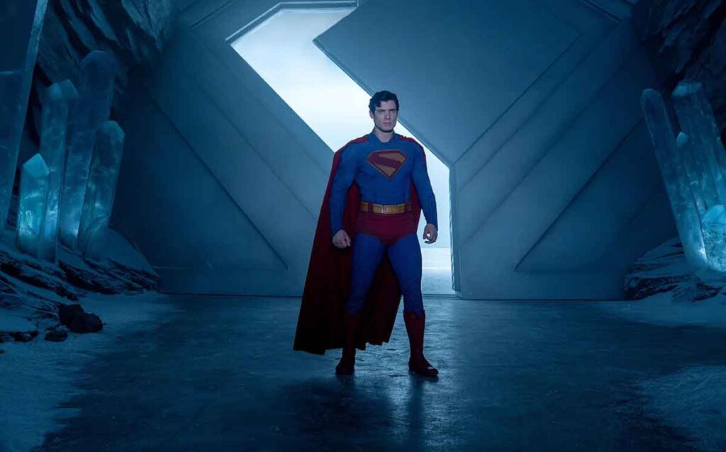 سوپرمن (با بازی دیوید کورنسوت) در فیلم Superman (به کارگردانی جیمز گان)