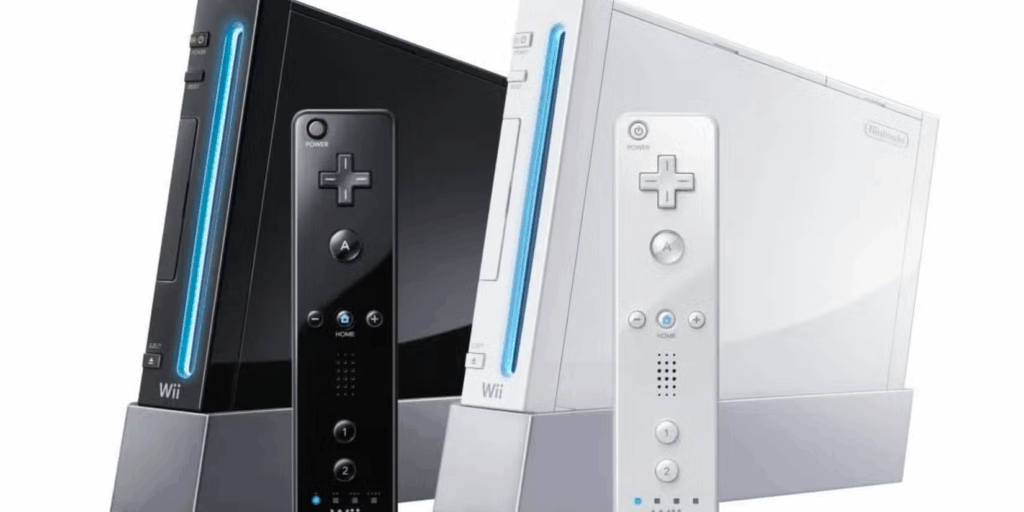 دو عدد کنسول Wii سفید و مشکی در پس زمینه سفید