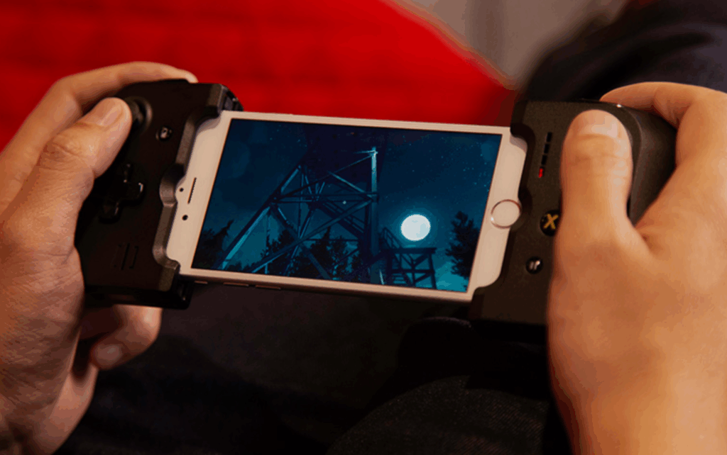 یک مرد در حال تجربه بازیهای استیم روی آیفون با دسته