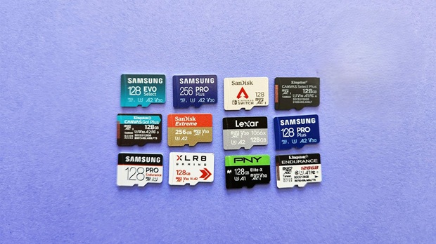 کارت حافظه ها از برندهای مختلف در پس زمینه بنفش