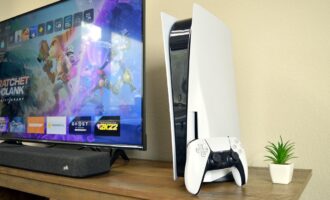 چطور تلویزیون سونی را به گوشی، لپ‌تاپ یا PS5 وصل کنیم؟