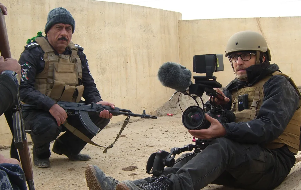 فقط با یک دوربین مسلح (Armed Only With a Camera)