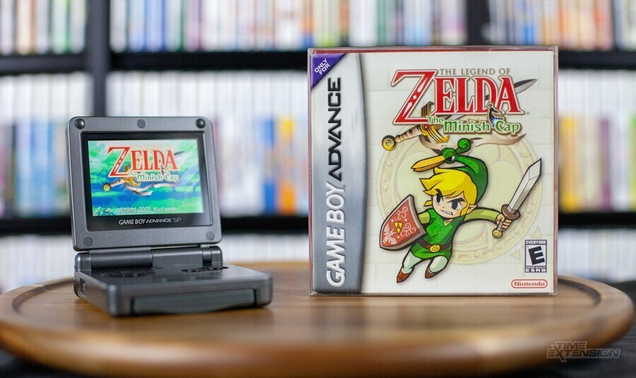کنسول Game Boy Advance در کنار بازی The Legend of Zelda: Minish Cap