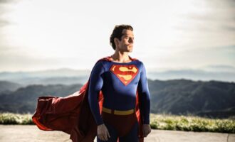 زک اسنایدر تصاویر تست لباس اصلی سوپرمن با بازی هنری کویل را منتشر کرد
