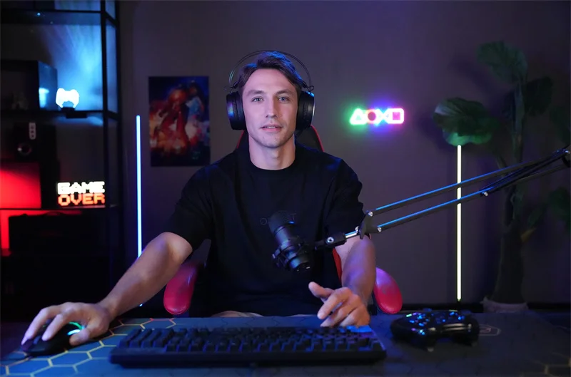 یک جوان در حال استریم