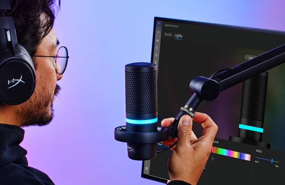 یک مرد در حال تنظیم میکروفون