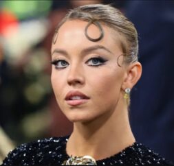 سیدنی سوئینی در مراسم مت‌گالا