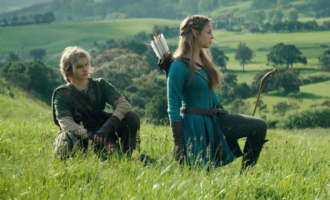 نینتندو برای فیلم Zelda از استراتژی ارباب حلقه‌ها استفاده می‌کند این فیلم که به کارگردانی Wes Ball ساخته می‌شود، قرار است در تاریخ ۷ می ۲۰۲۷ اکران شود. با اینکه هنوز اطلاعات زیادی از پروژه منتشر نشده، گزارش‌های محلی تأیید کرده‌اند که فیلم‌برداری در منطقه اوتاگو در کشور New Zealand، از جمله شهر گلنورکی، در حال انجام است. این مناطق پیش‌تر به‌عنوان لوکیشن فیلم‌برداری سه‌گانه ارباب حلقه‌ها به کارگردانی Peter Jackson استفاده شده بودند و حالا به نظر می‌رسد نینتندو نیز به‌دنبال بهره‌گیری از همان فضای طبیعی و چشم‌نواز برای به تصویر کشیدن سرزمین هایرول است. انتخاب این لوکیشن‌ها نشان می‌دهد نینتندو قصد دارد Zelda را به‌عنوان یک اثر فانتزی بزرگ و پرجزئیات، فراتر از یک اقتباس ساده از بازی‌های ویدیویی، ارائه دهد. مناظر طبیعی نیوزیلند که پیش‌تر نقش مهمی در موفقیت ارباب حلقه‌ها داشتند، می‌توانند به ایجاد حس واقع‌گرایی و عمق بیشتر در این فیلم کمک کنند. در سال‌های اخیر، استفاده بیش از حد از جلوه‌های ویژه کامپیوتری در برخی آثار، از جمله فیلم‌های دنیای سینمایی مارول، مورد انتقاد قرار گرفته است. به همین دلیل، بازگشت به فیلم‌برداری در لوکیشن‌های واقعی می‌تواند تصمیمی هوشمندانه برای افزایش کیفیت بصری و بهبود تجربه بازیگران و مخاطبان باشد. با توجه به این رویکرد، به نظر می‌رسد فیلم The Legend of Zelda مسیر متفاوتی را در پیش گرفته و تلاش دارد با الهام از موفقیت‌های گذشته، تجربه‌ای ماندگار برای طرفداران خلق کند.