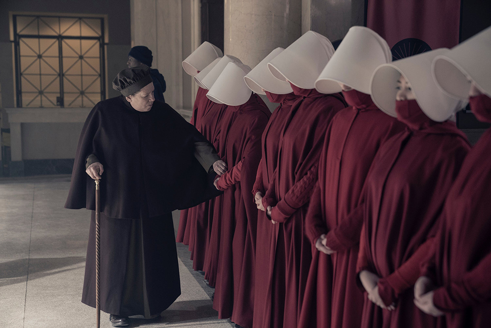 معرفی سریال The Handmaid&rsquo;s Tale | نگاهی کامل به داستان