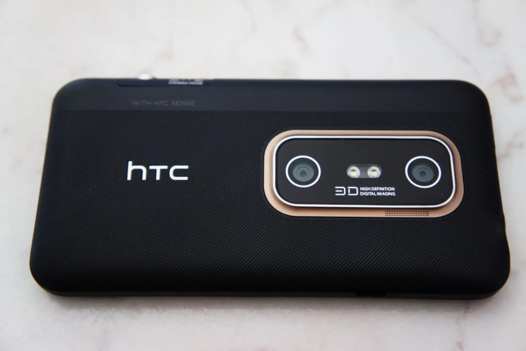 ۱۴. HTC EVO 3D ـ سهبعدی که کسی نمیخواست | ۳۰ گوشی هوشمند شکست خورده که به بدترین محصولات تاریخ تبدیل شدند