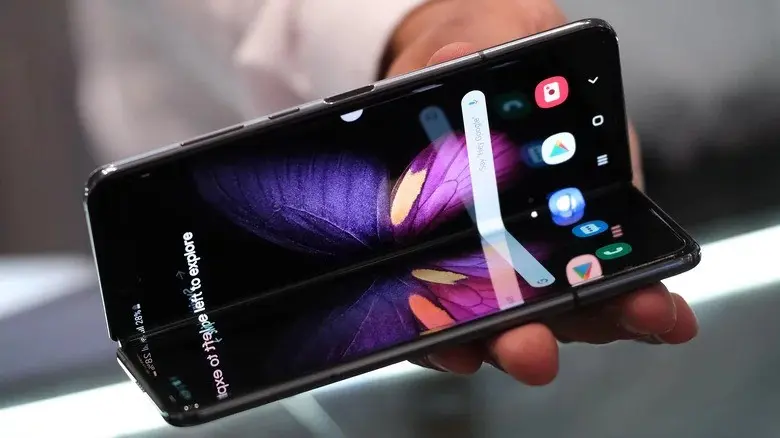 ۱۱. Samsung Galaxy Fold ـ رویای تاشو که شکست | ۳۰ گوشی هوشمند شکست خورده که به بدترین محصولات تاریخ تبدیل شدند