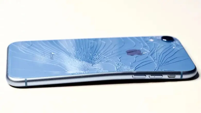 ۱۳. iPhone 6 ـ وقتی اپل خم شد | ۳۰ گوشی هوشمند شکست خورده که به بدترین محصولات تاریخ تبدیل شدند