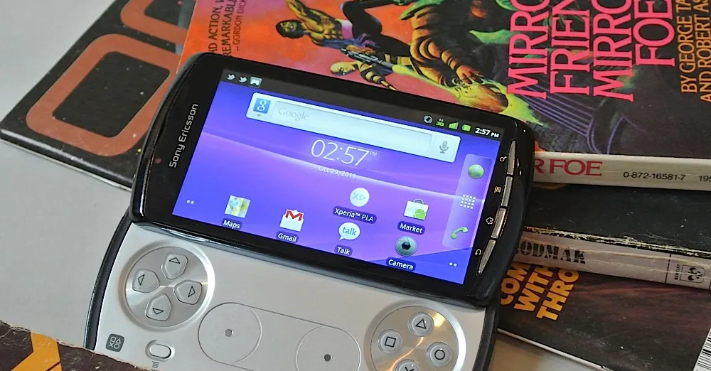 ۲۸. Sony Xperia Play ـ PlayStation که گوشی هم بود | ۳۰ گوشی هوشمند شکست خورده که به بدترین محصولات تاریخ تبدیل شدند