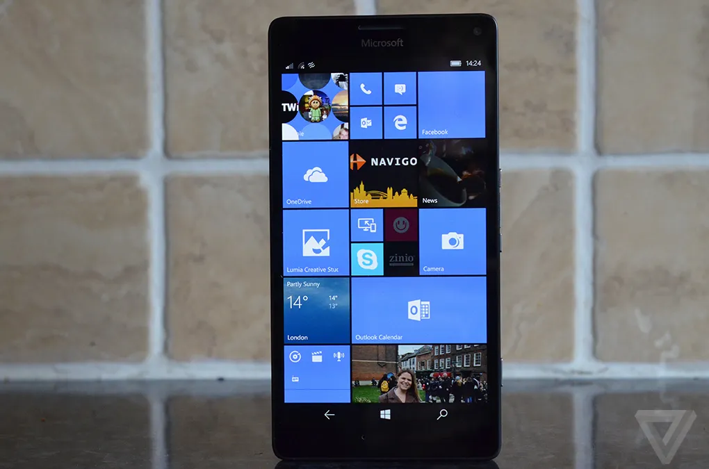 ۲۷. Microsoft Lumia 950 ـ ویندوز در دوران اندروید | ۳۰ گوشی هوشمند شکست خورده که به بدترین محصولات تاریخ تبدیل شدند