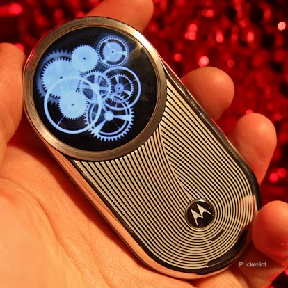 ۲۰. Motorola Aura R1 ـ موبایل ساعتمانند در عصر آیفون | ۳۰ گوشی هوشمند شکست خورده که به بدترین محصولات تاریخ تبدیل شدند