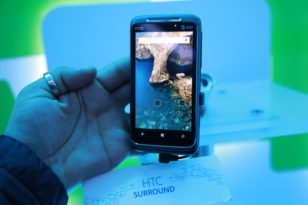 ۱۸. HTC Surround ـ اسپیکر بزرگ برای صدای کوچک | ۳۰ گوشی هوشمند شکست خورده که به بدترین محصولات تاریخ تبدیل شدند
