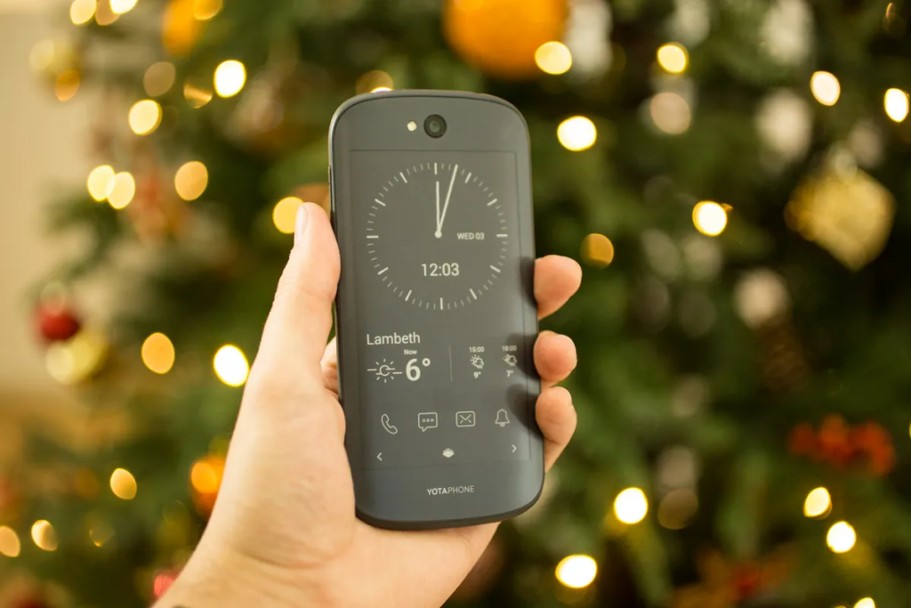 ۸. Yotaphone 2 ـ ایده خوب، بازار بد | ۳۰ گوشی هوشمند شکست خورده که به بدترین محصولات تاریخ تبدیل شدند