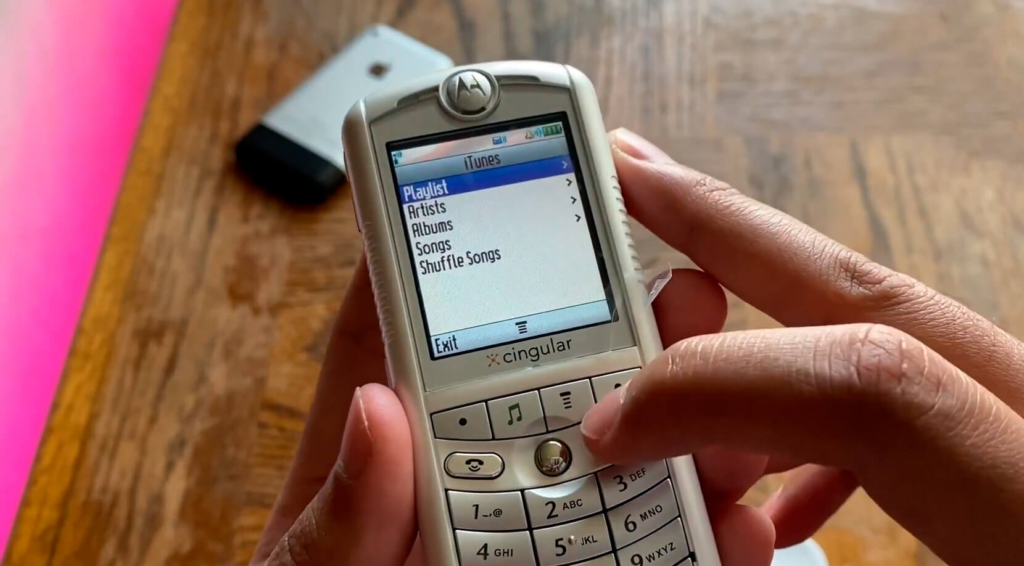 گوشی Motorola ROKR E1 | ۳۰ گوشی هوشمند شکست خورده که به بدترین محصولات تاریخ تبدیل شدند