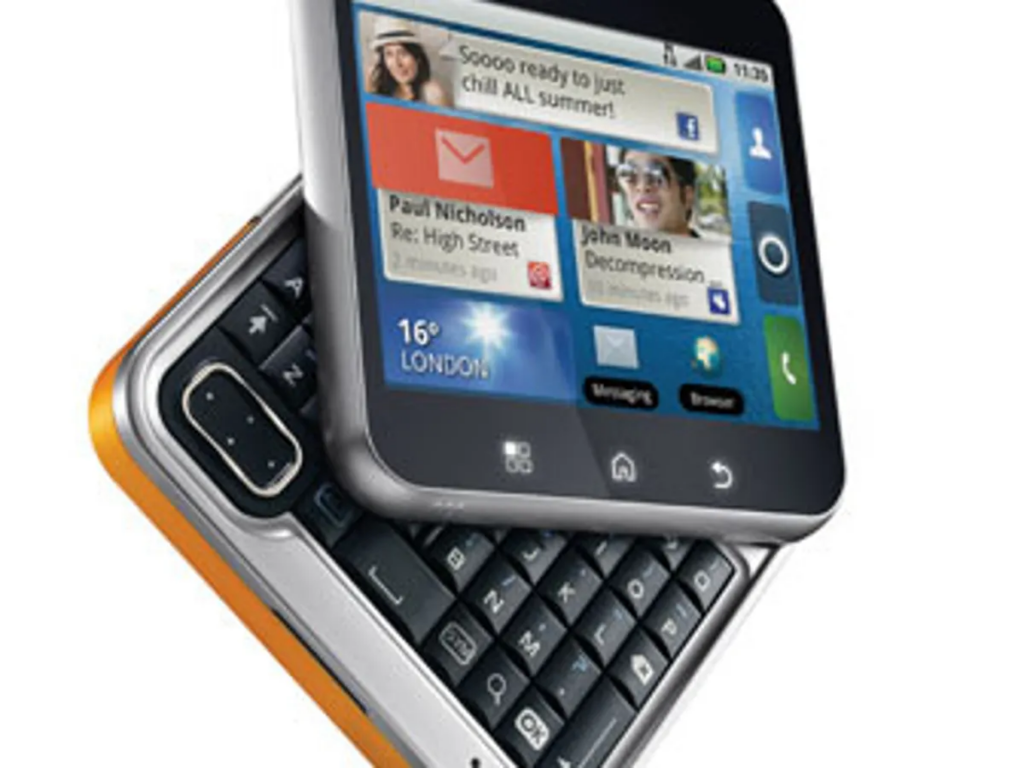 ۱۷. Motorola FlipOut ـ مربعی در دنیای مستطیلها | ۳۰ گوشی هوشمند شکست خورده که به بدترین محصولات تاریخ تبدیل شدند